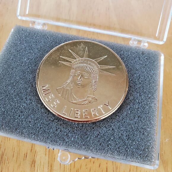 Statue Of Liberty 1986 100th Anniversary Metal Coin Souvenir With Padded Case - Picture 3 of 4